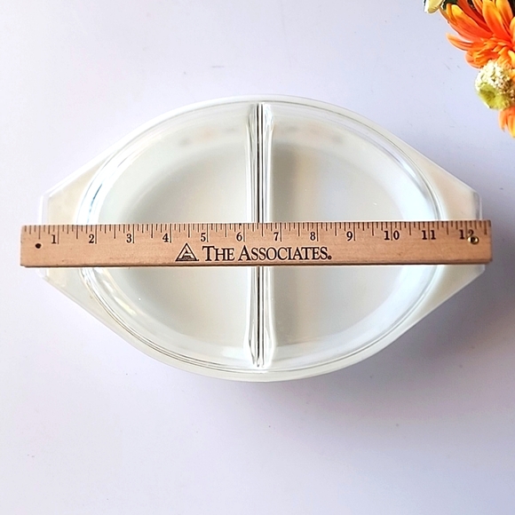 VTG. Pyrex, Town & Country Divided Covered Dish. - Picture 7 of 9